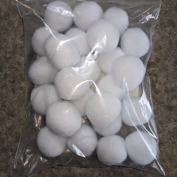 SNOWBALL FIGHT 24 Soft Snowballs for Winter Fun! - Picture 3 of 3